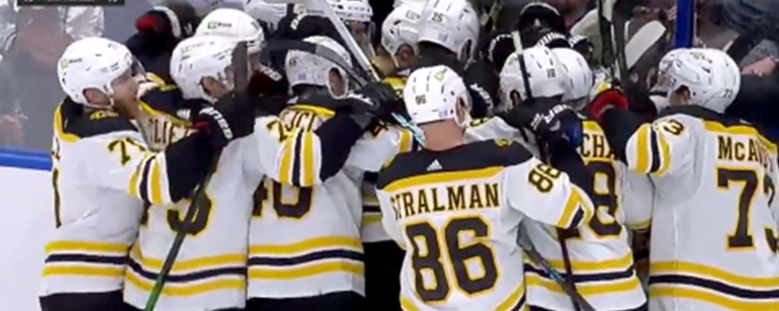 Bruins empty the bench after Bergeron scores his 1,000th career NHL point