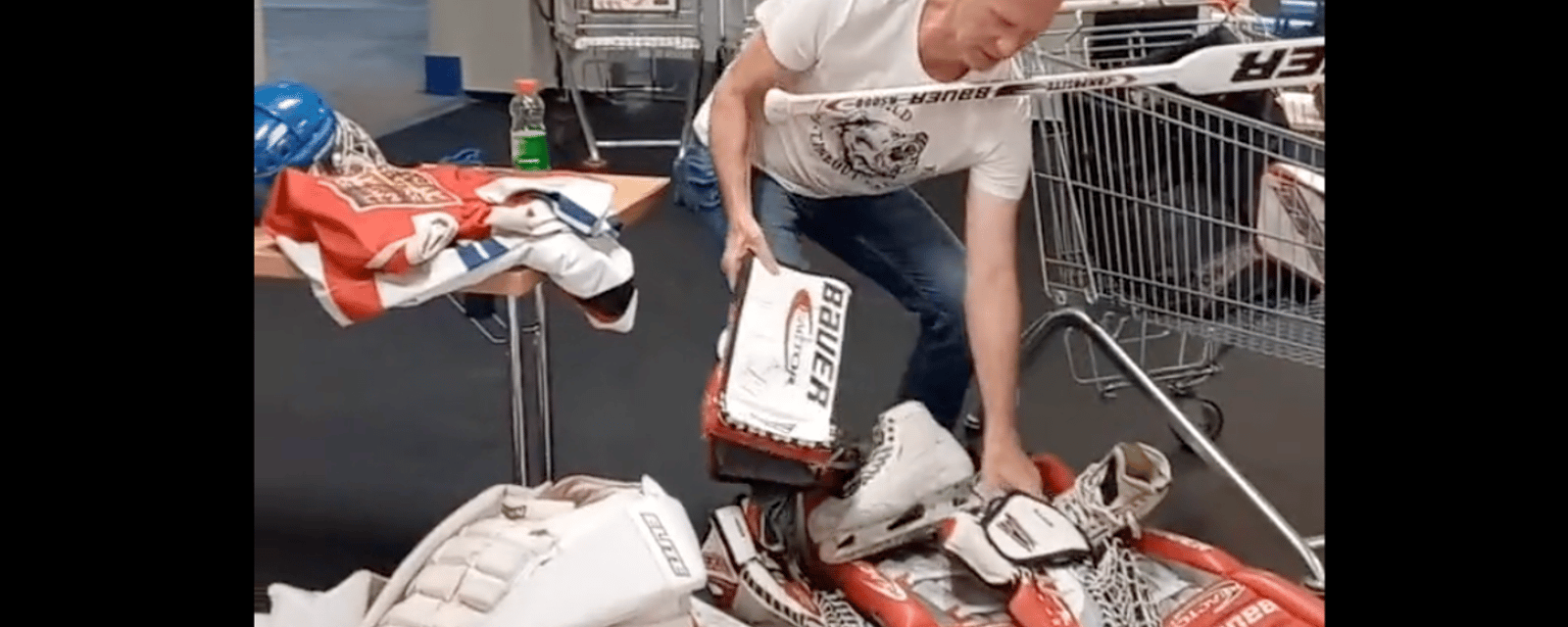 Dominik Hasek forced to come get his equipment out of Czech HHOF