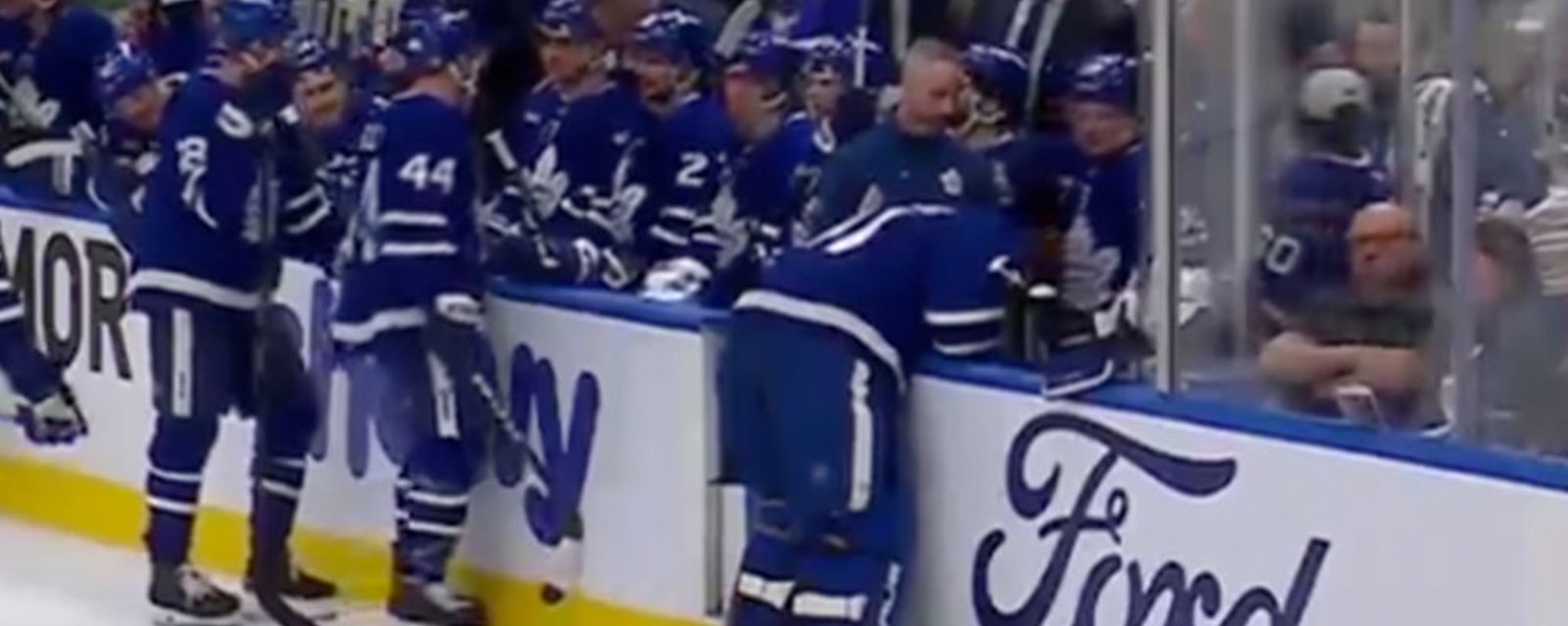 Video shows Anthony Stolarz vomiting on the bench immediately before getting pulled in Game 1
