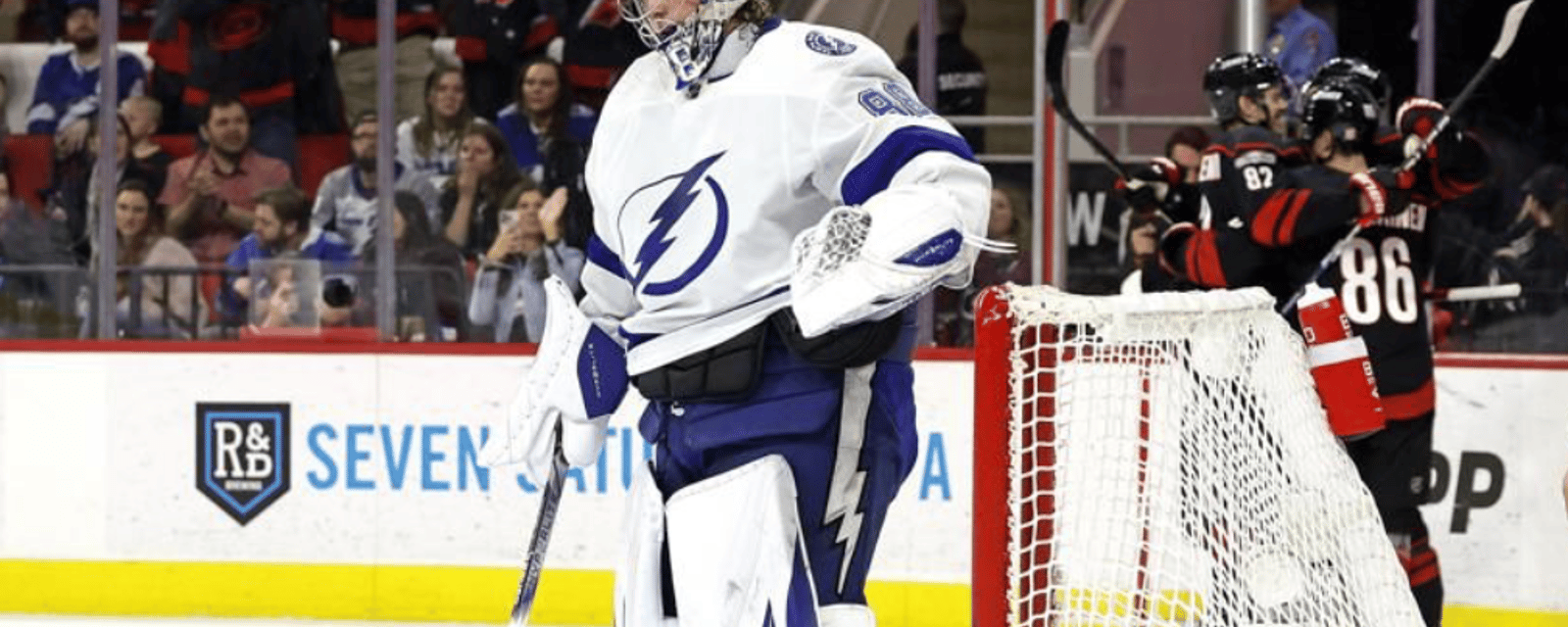 Hurricanes fan hilariously roasts Lightning 