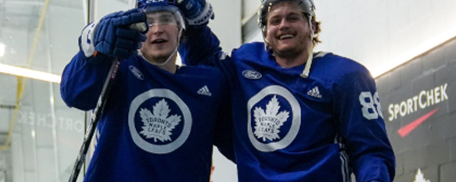 Nylander celebrates new contract with his teammates