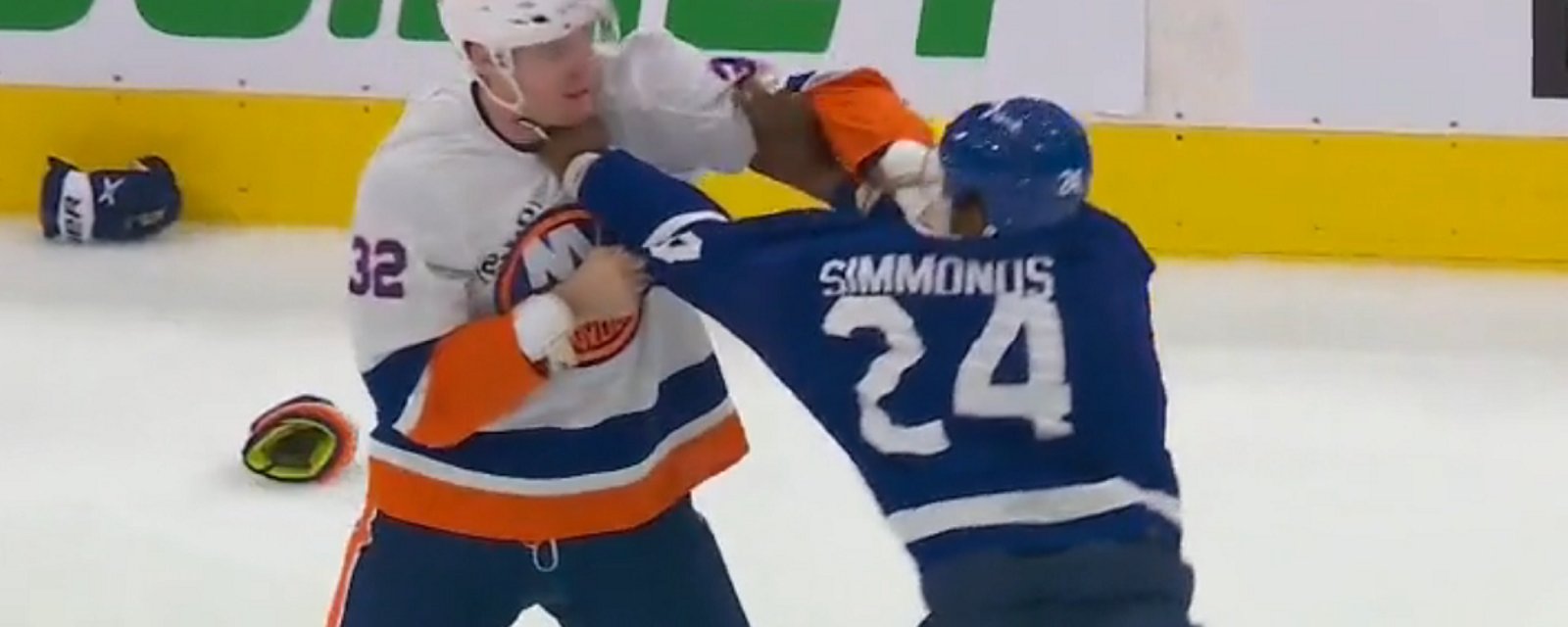 Ross Johnston vs Wayne Simmonds ends with 1 punch.