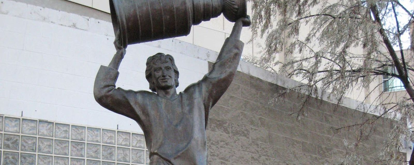 Statue of Oilers legend Wayne Gretzky smeared with poop in Edmonton