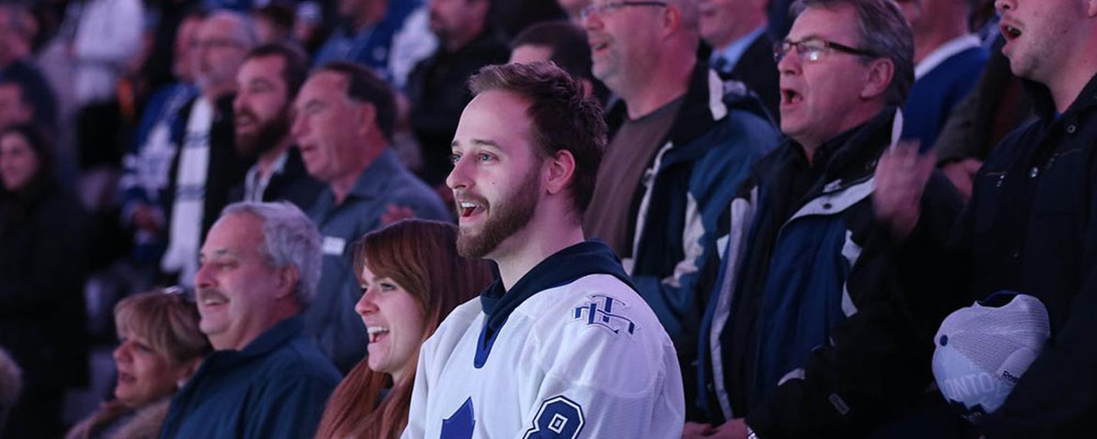 Microphone dies, so Leafs fans step up to sing Star-Spangled Banner in Toronto