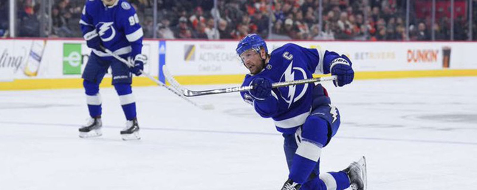 Teammates mob Steven Stamkos after he scores his 1,000th NHL point