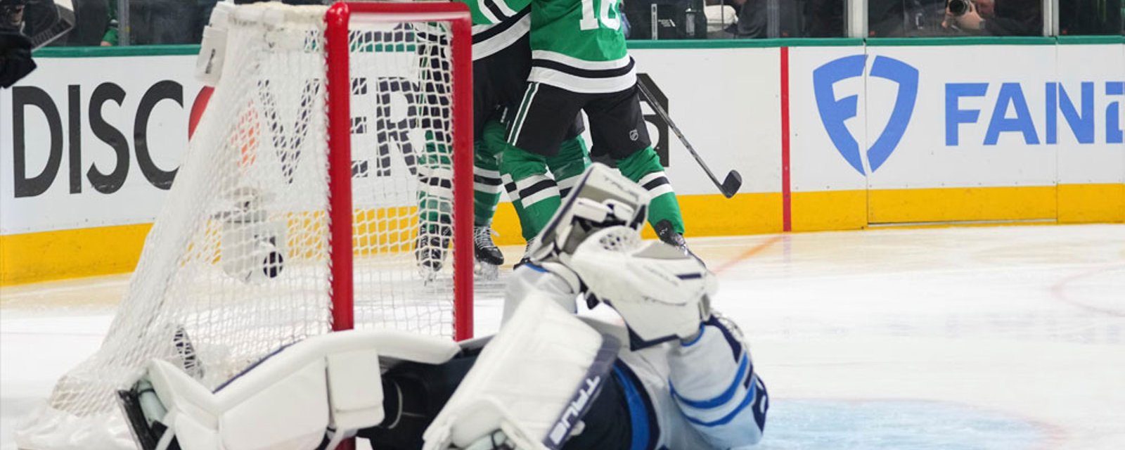 Stars fans serenade Hellebuyck with hilarious chant after goal early in Game 4