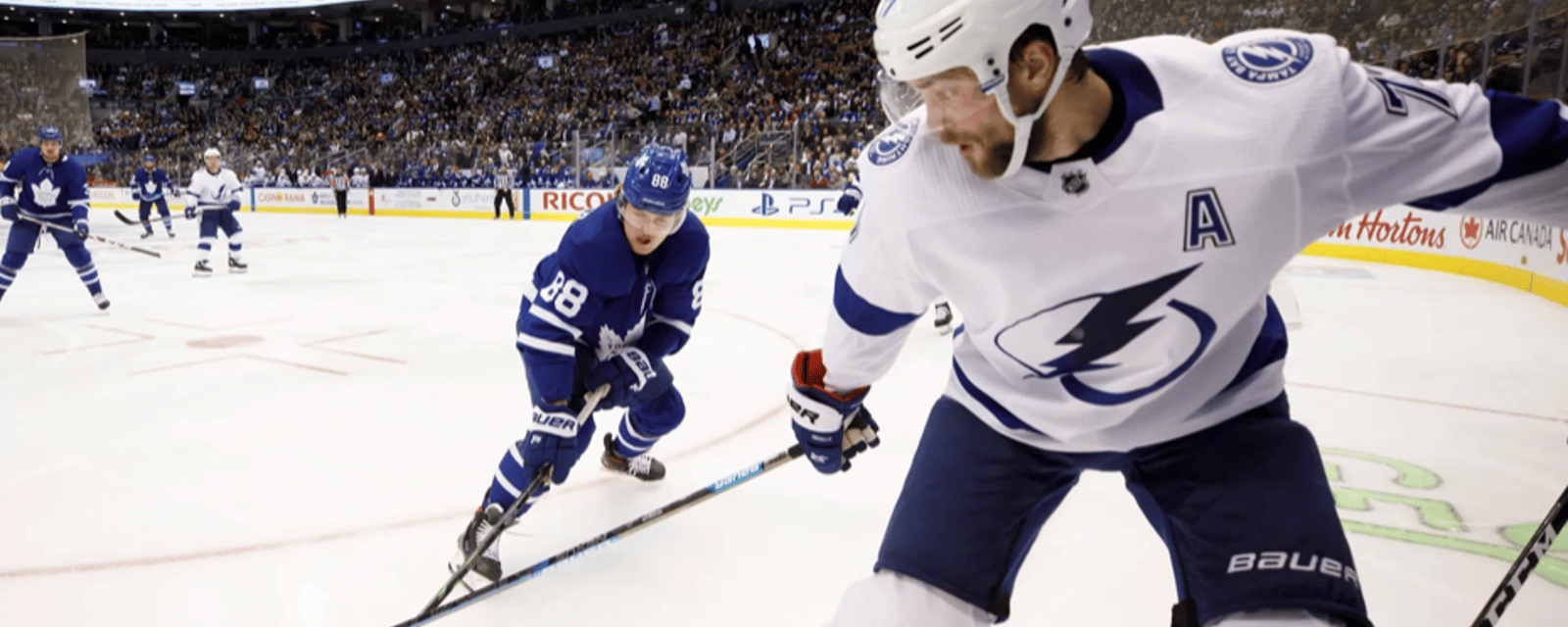 Lightning clap back at booing Maple Leafs fans 
