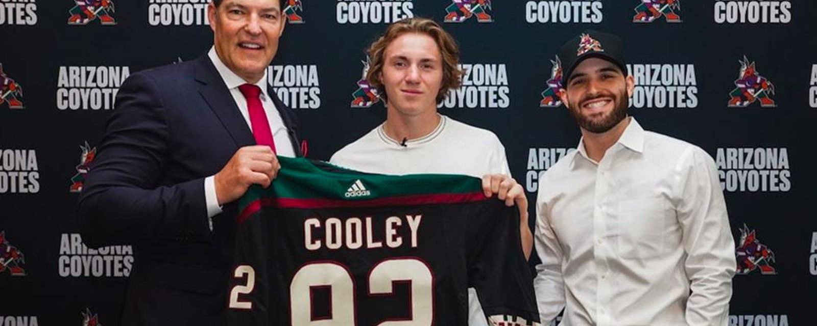 Top prospect Logan Cooley finally signs with the Coyotes
