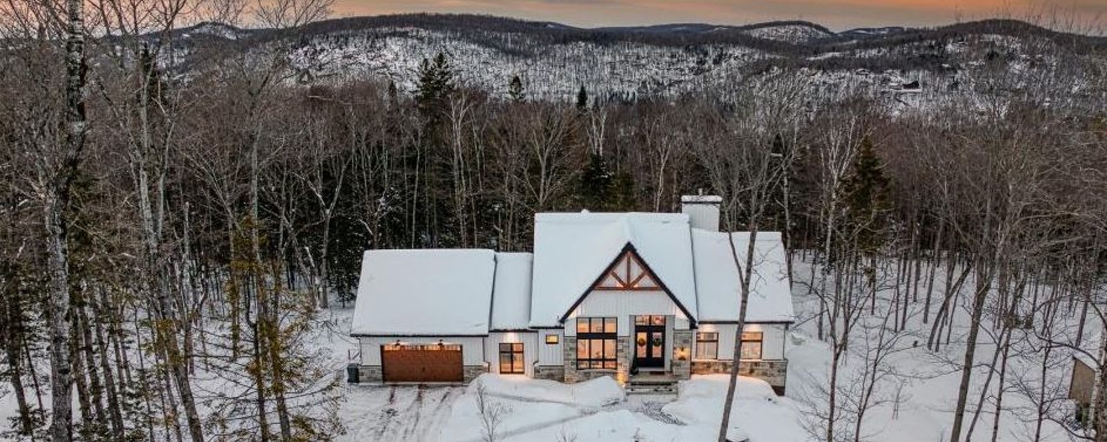 Sublime propriété contemporaine en harmonie avec la nature environnante