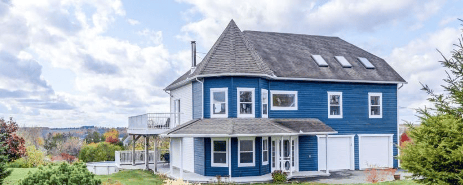 Magnifique maison de 4 chambres au bord de la rivière et plusieurs balcons 