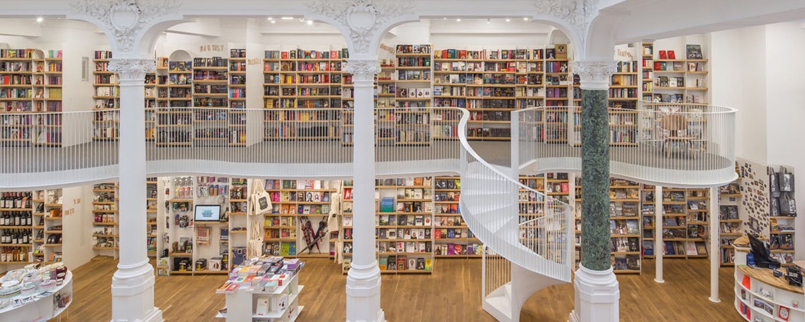 Incroyable transformation d’un bâtiment historique en bibliothèque somptueuse 