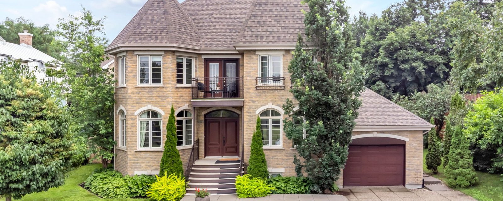 Beauté classique de 5 chambres à coucher avec une superbe cour arrière