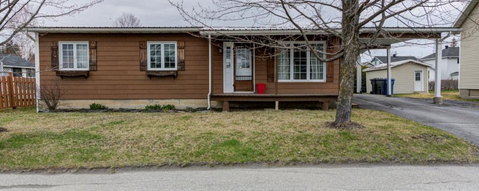 À 2 pas de l'école primaire! Plain-pied de 5 chambres avec grande cour arrière à vendre pour 175 000$