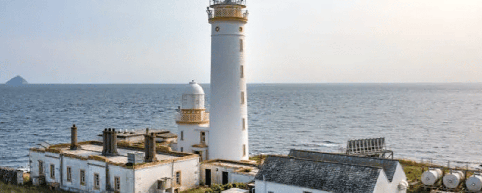 Une île privée avec sa propre maison et son phare est à vendre que bien des vieux bungalows.