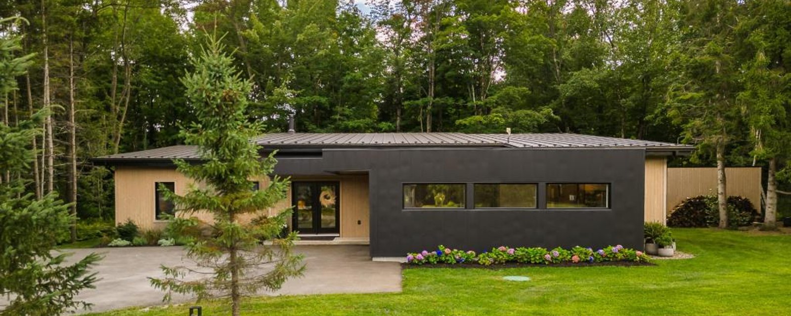 Lignes épurées, fenestration généreuse et paradis naturel forment un tout harmonieux 