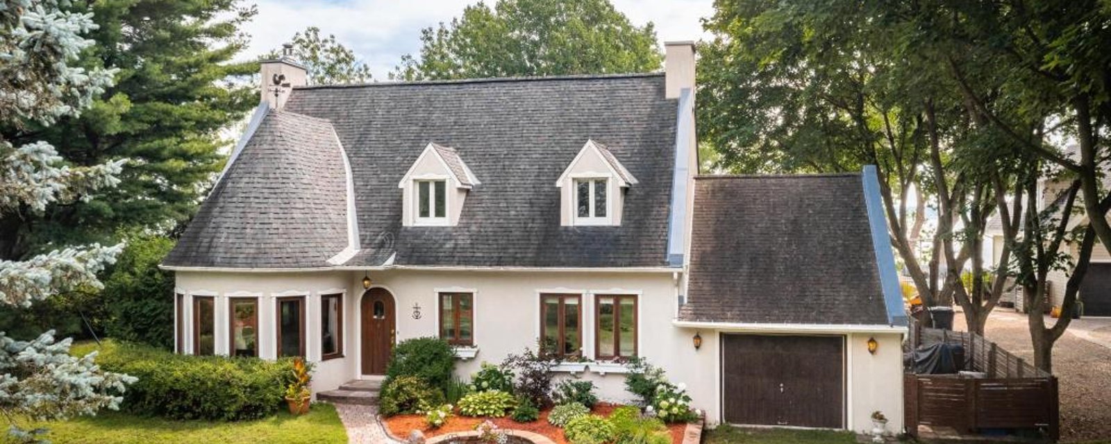 Plage sablonneuse au bord du Saint-Laurent tout près de la ville: une maison spacieuse au caractère unique à découvrir!