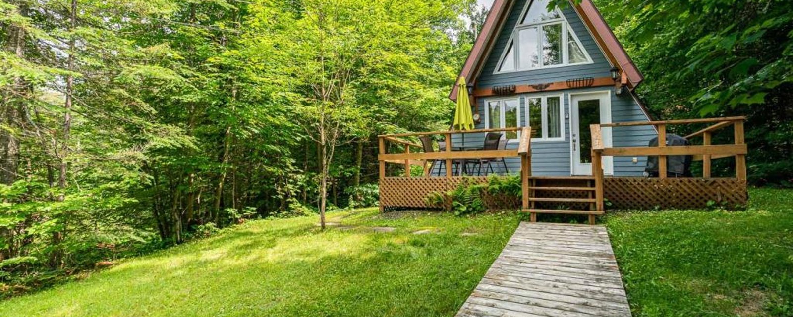 Cachet chaleureux et ambiance cozy vous attendent dans ce chalet meublé et équipé à 285 000$