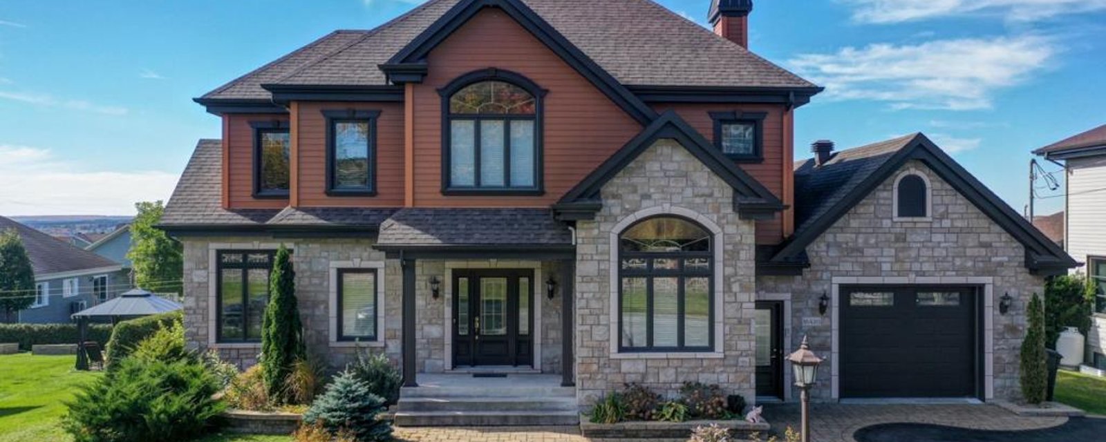 Parfaite pour une famille avec ses 4 chambres, 3 salles bain et ses spacieuses aires de vie