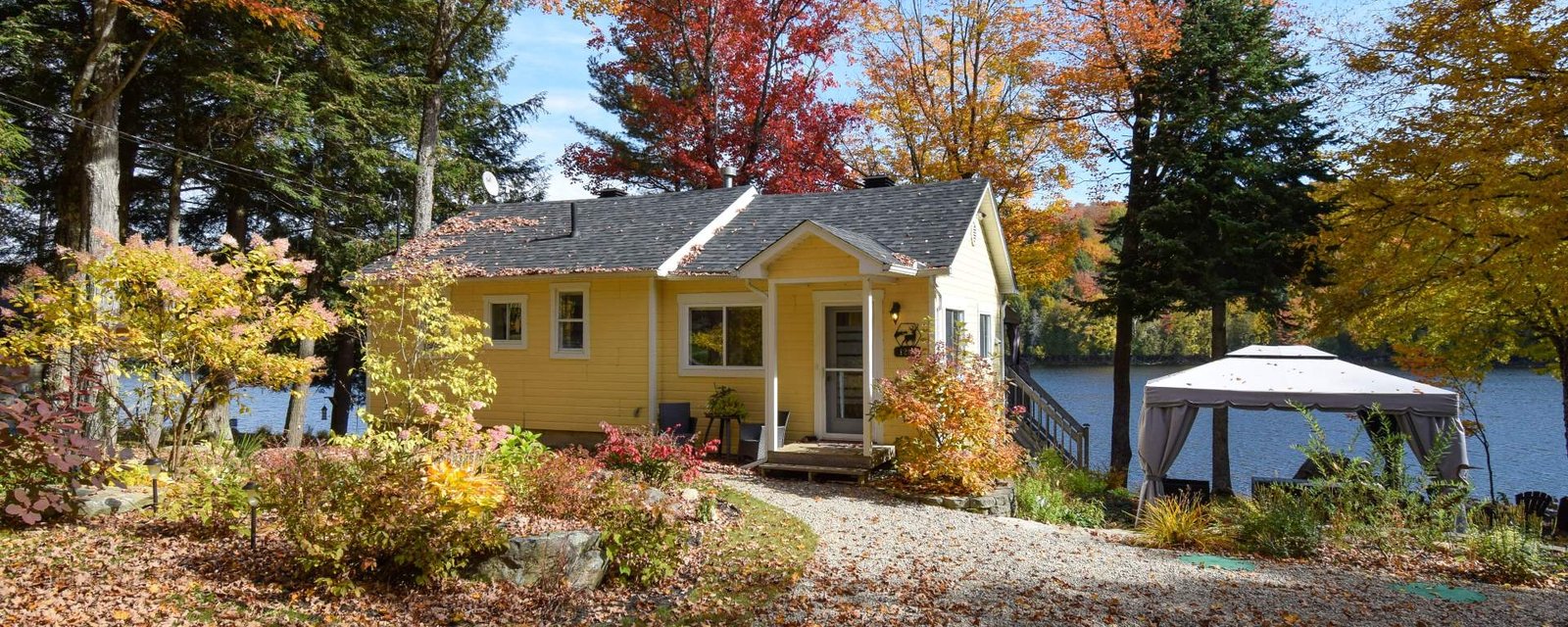 Baisse de prix! Profitez des plus beaux paysages d'automne dans ce charmant plain-pied remis au goût du jour