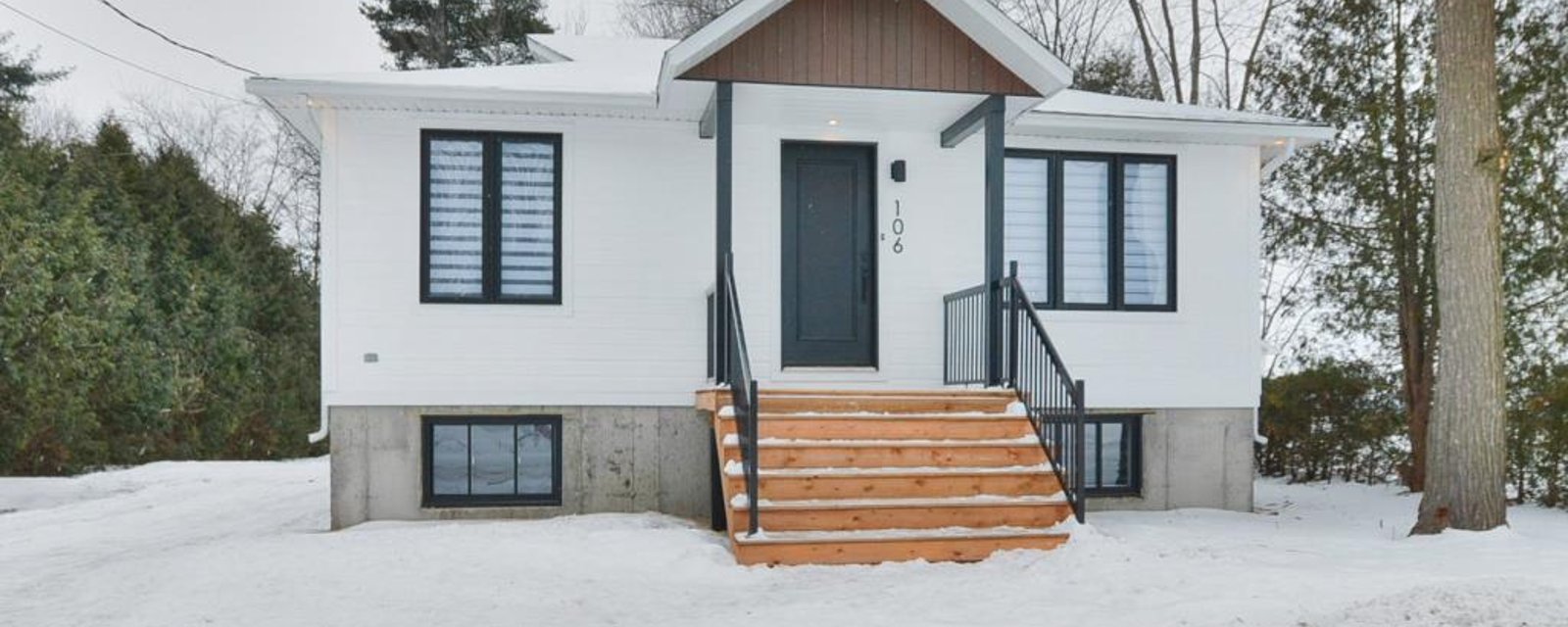  Superbement rénovée, cette maison à concept ouvert, au décor épuré vous offre les bienfaits de la campagne près de la ville