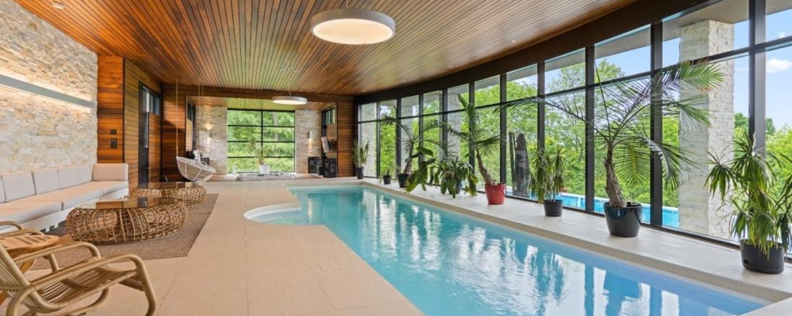 Il n'y a pas que la piscine intérieure qui impressionne dans cette résidence