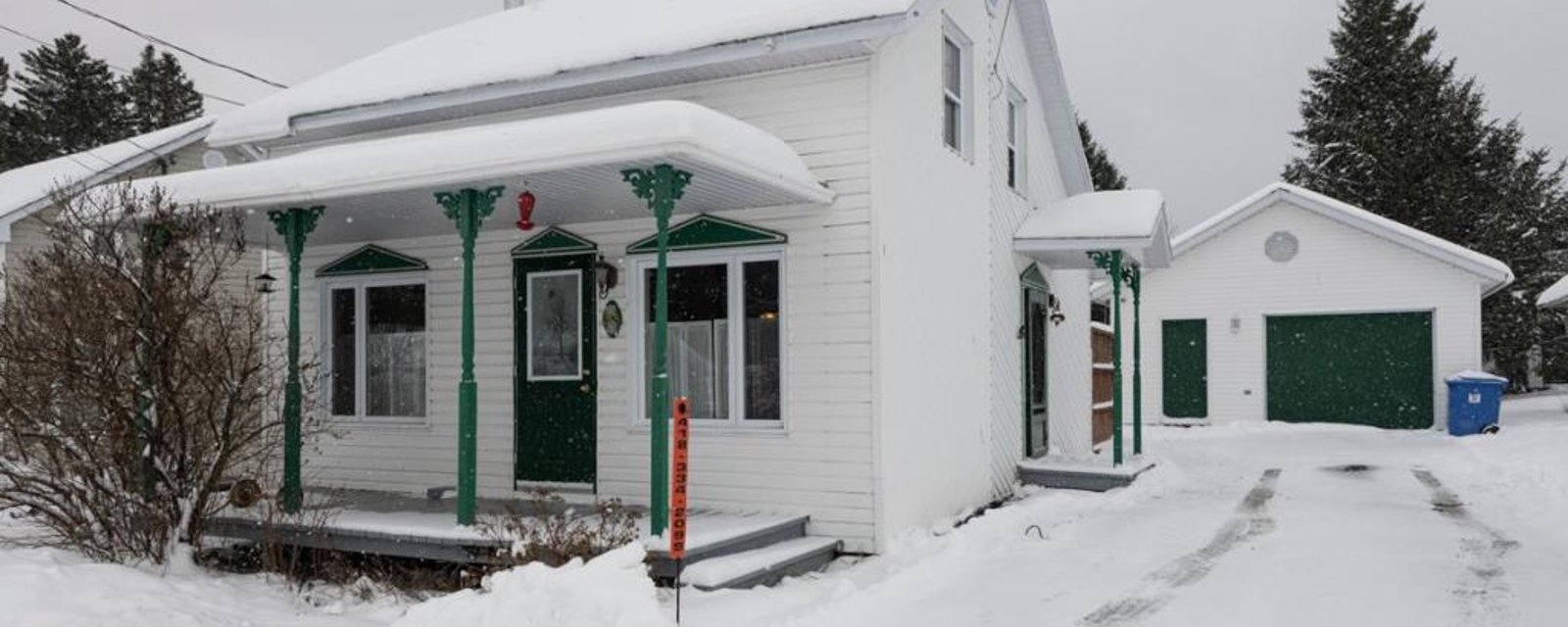 Adorable maisonnette à 115 000$ accompagnée d'un immense garage sur un terrain de 10 001 pi²