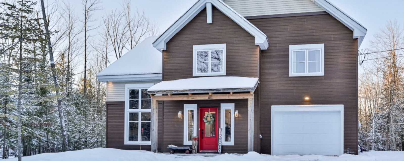 Découvrez l’intérieur de cette belle maison de 4 chambres à coucher sise sur un grand terrain entouré de nature à environ 1 heure de Montréal