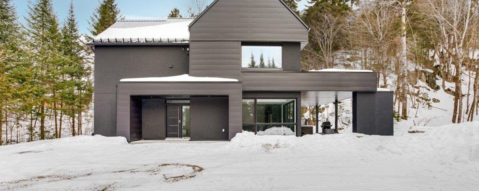 Sublime maison d'inspiration scandinave nichée en toute intimité au milieu de la forêt
