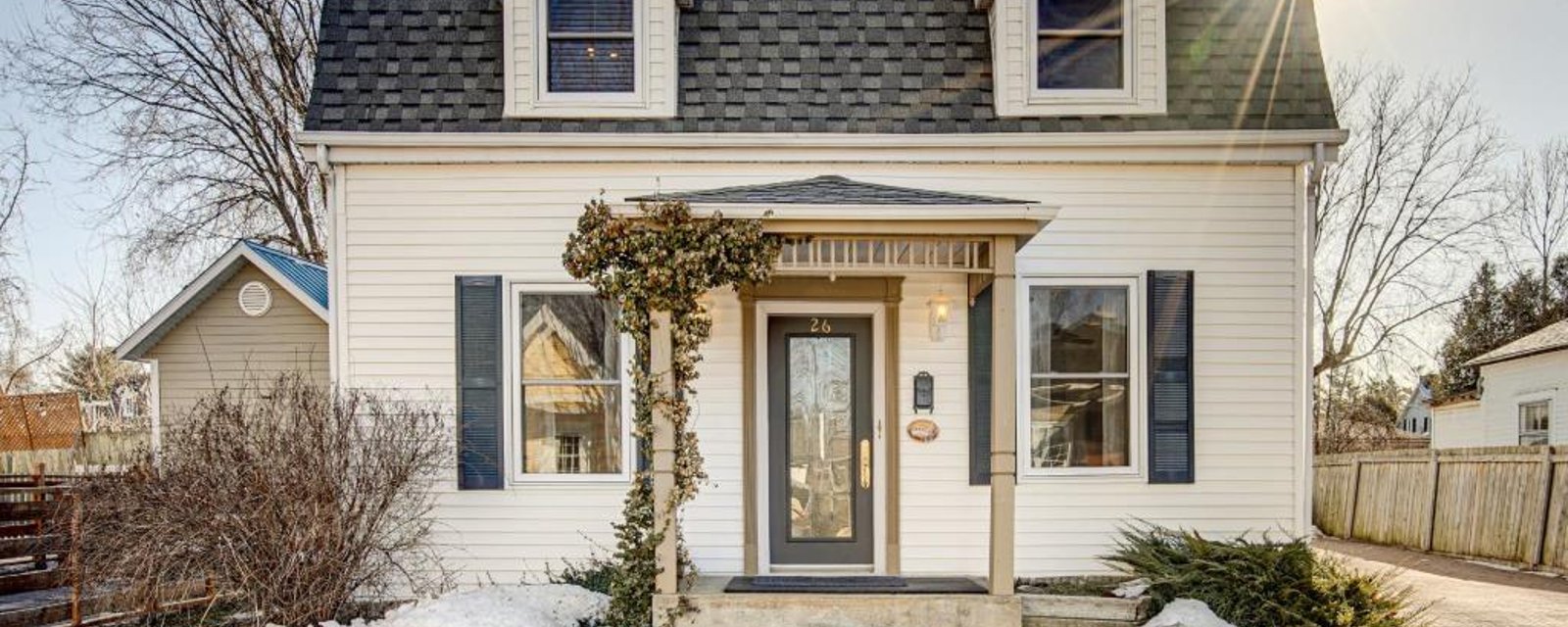 Chaleureux, impeccable et douillet! Cottage avec grande cour ensoleillée situé dans un secteur recherché de Chambly