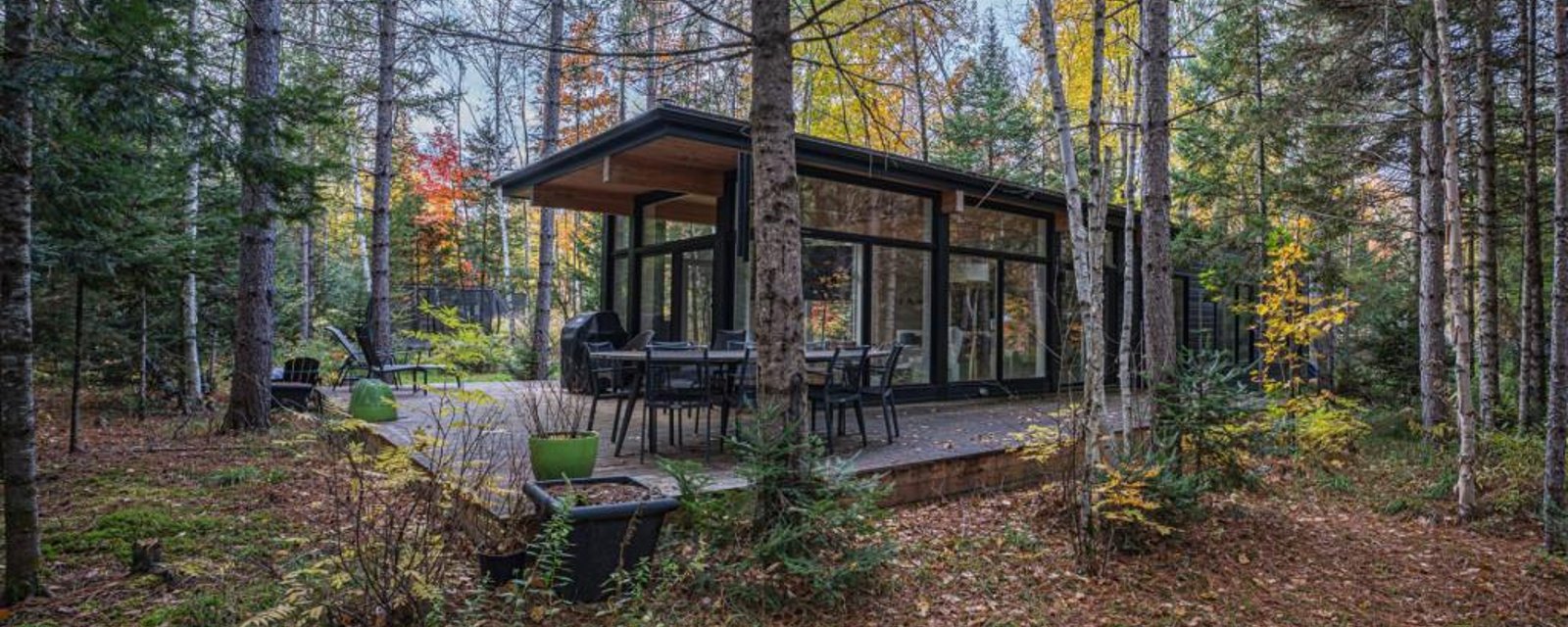 Évasion et nature enveloppante vous attendent dans ce refuge vendu meublé 