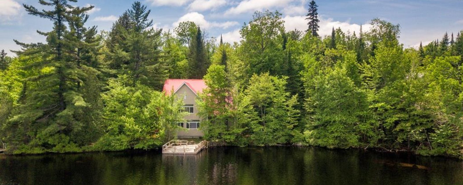 Plein de charme! Chalet meublé avec terrasse directement sur les eaux paisibles du lac