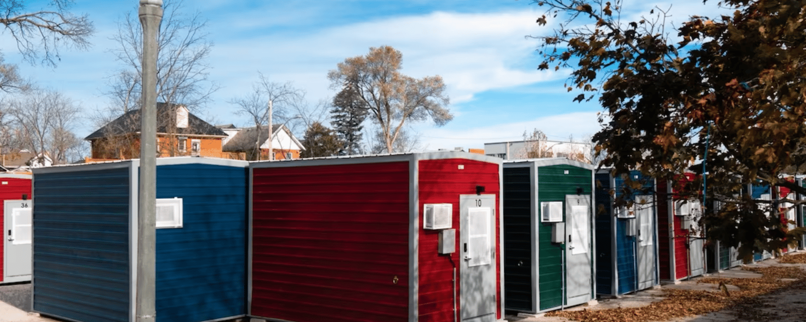 Une ville installe des maisonnettes afin d'aider les sans-abri en cette période de crise