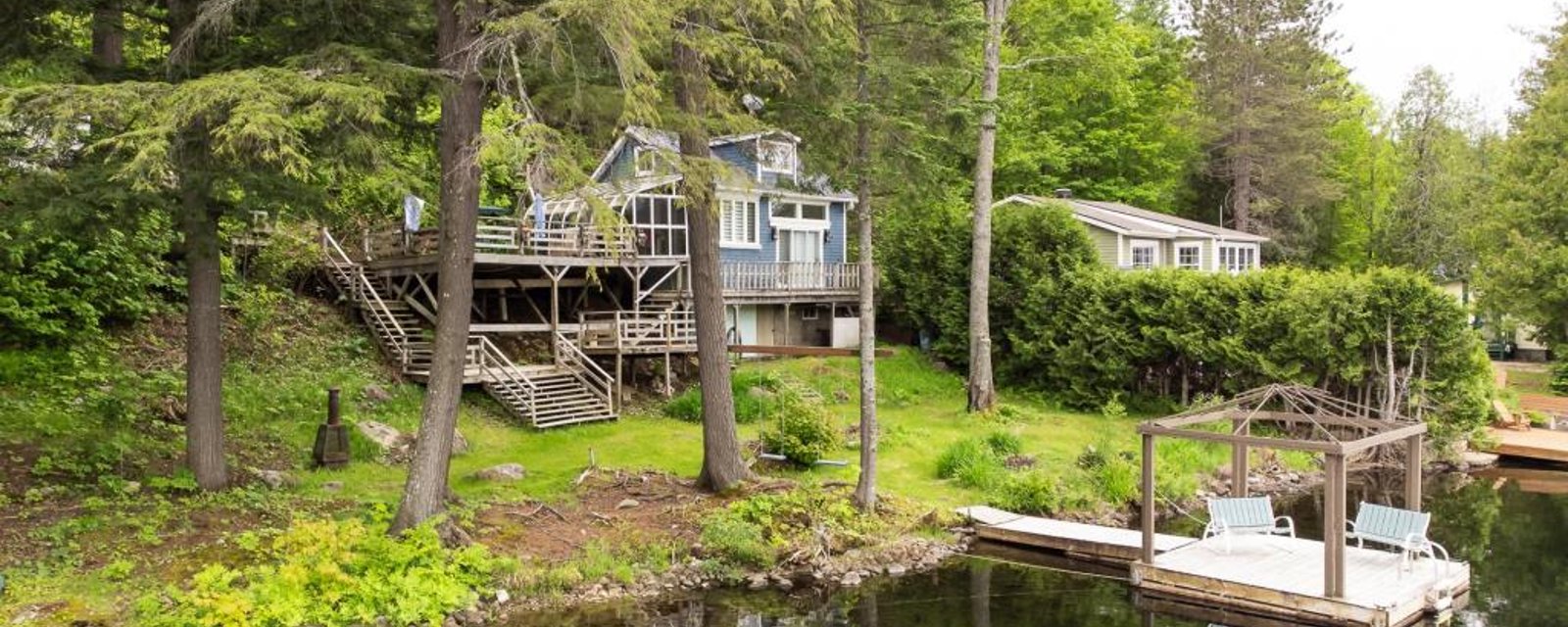 Détente et vue panoramique sont au rendez-vous dans ce lumineux gîte meublé directement au bord d'un lac