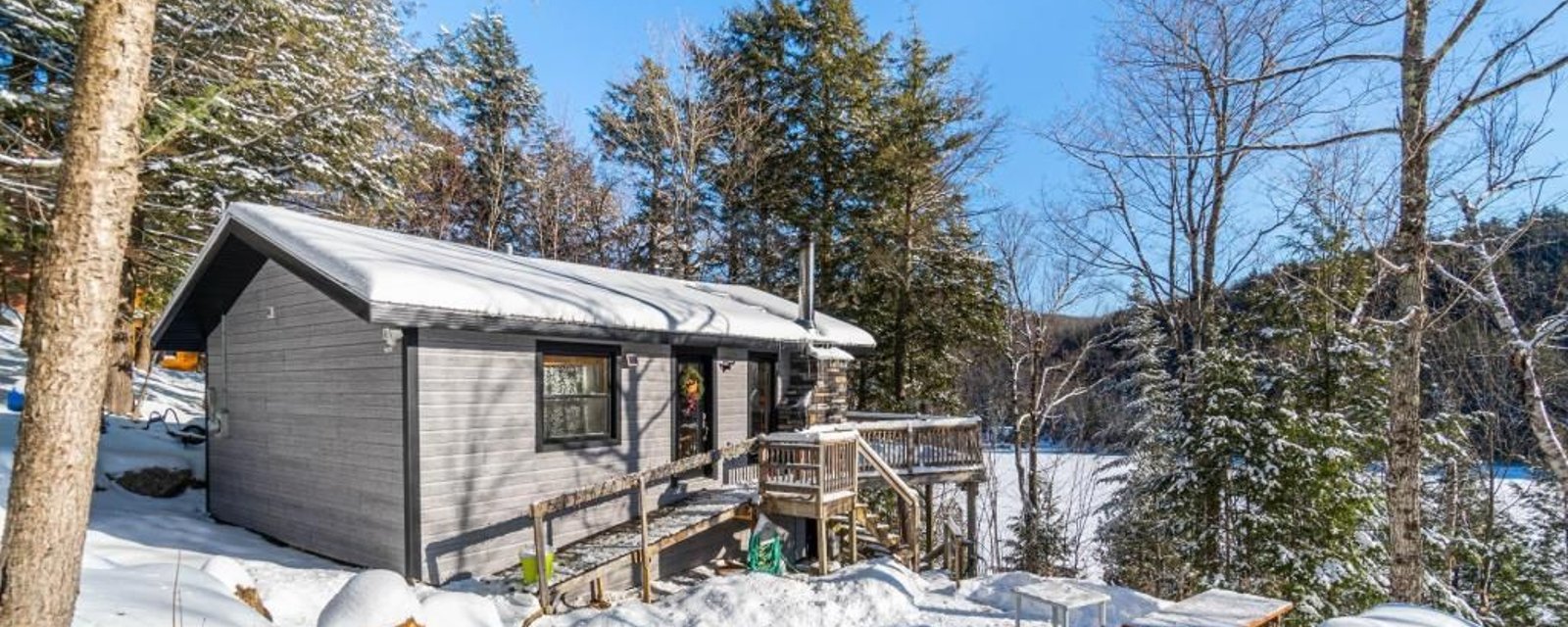 Baisse de prix! Jolie maisonnette à concept ouvert avec vue sur le lac dans un environnement paisible comme tout