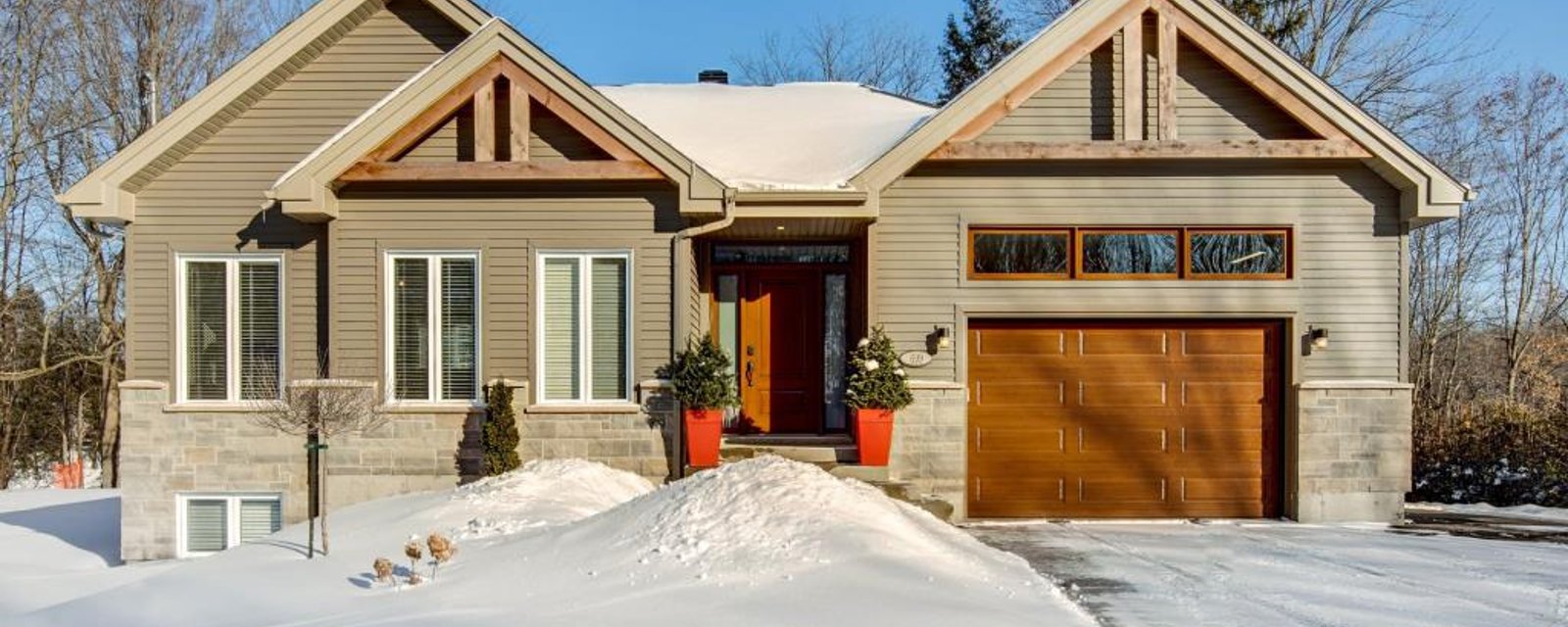 Spacieux cottage riverain avec un bel intérieur raffiné et épuré, localisé dans un secteur idéal pour les familles