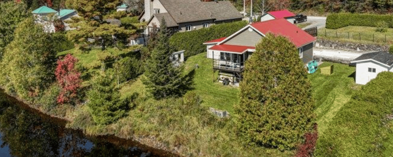 Vendu meublé ! Sympathique chalet avec piscine et bord de lac