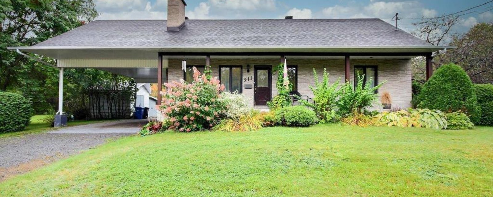 Impeccable plain-pied de 3 chambres reposant sur un vaste terrain sans voisin arrière à vendre pour 294 500$