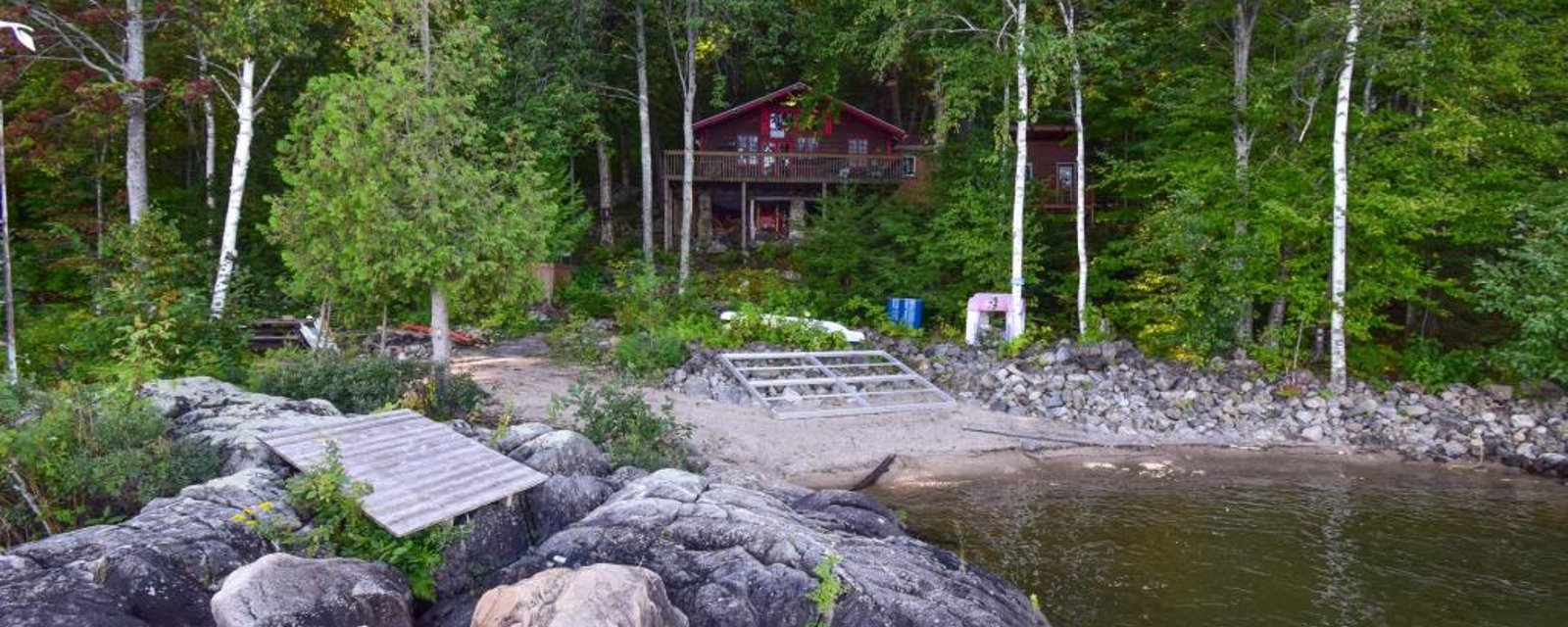 Belle aubaine à 179 000$! Chalet saisonnier sur une île paisible avec plage sablonneuse privée