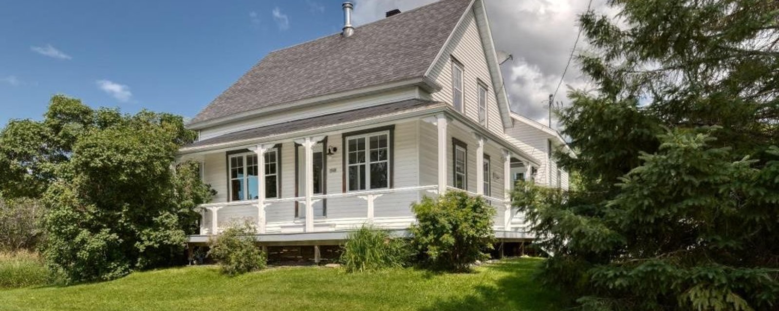 Belle centenaire au cachet rustique nichée dans un cadre idyllique 