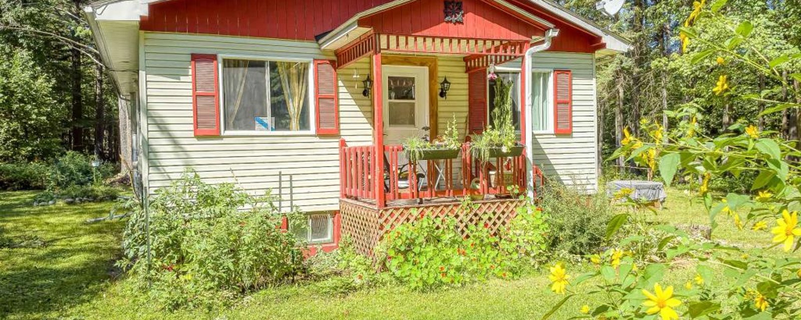 Chaleureuse comme tout! Maisonnette sise sur un grand terrain bordé d'arbres matures à vendre pour 199 000$