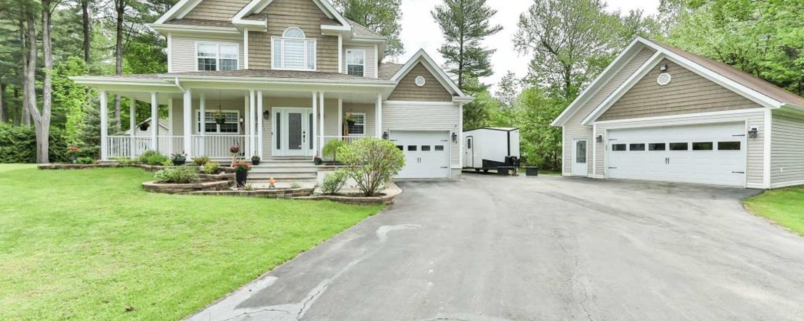 Spacieux cottage unifamilial sis sur un vaste terrain intime tout près des services