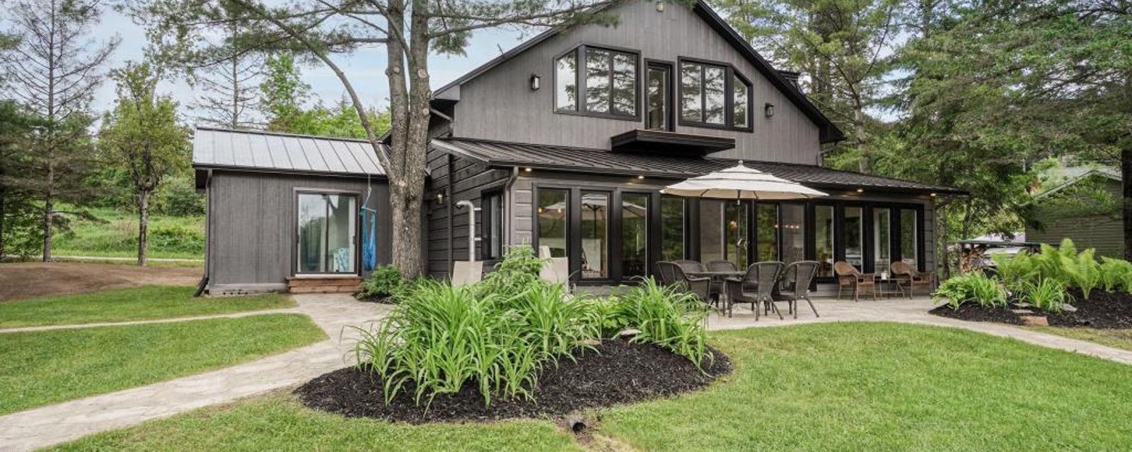 Cottage superbement rénové dans un coin de paradis en bordure d'un lac avec plage privée