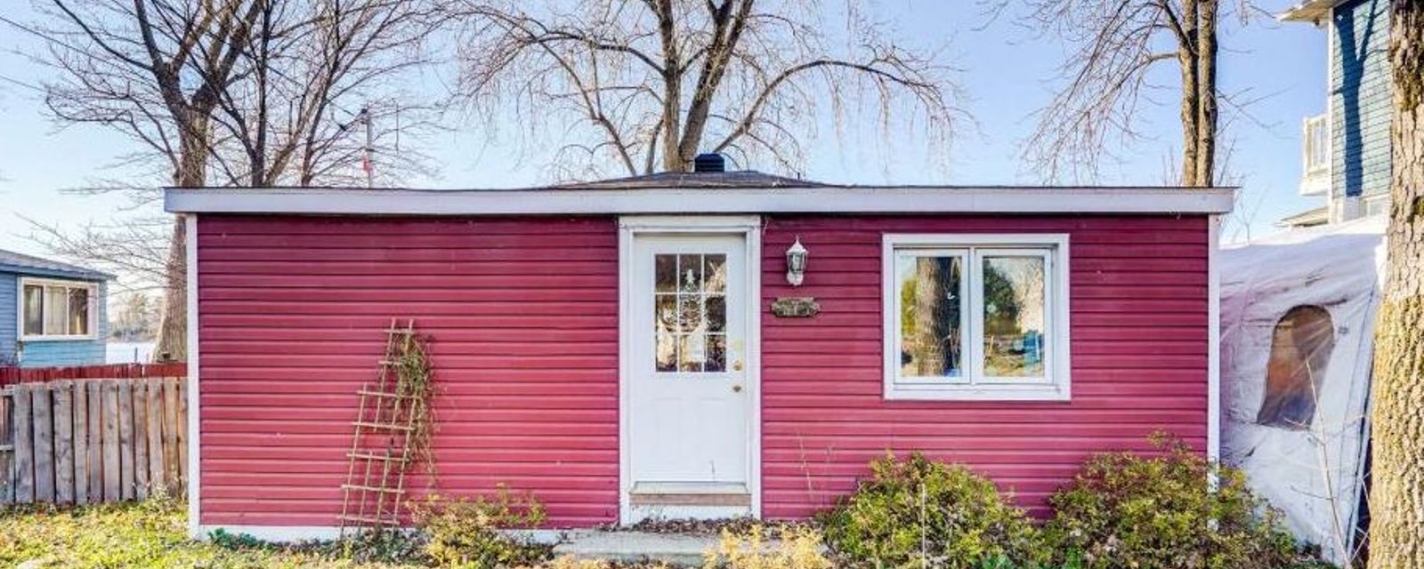 Directement au bord de l'eau! Maison de 2 chambres baignée de lumière à vendre pour 249 000$