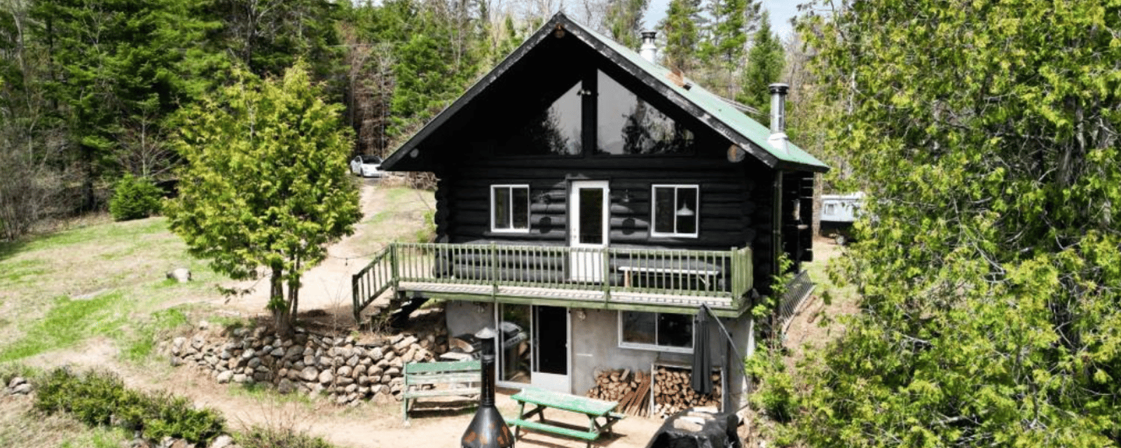 Sympathique chalet en bois rond à vendre tout près d'une rivière