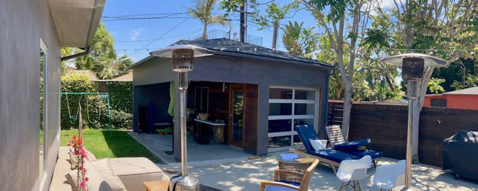 Découvrez l'incroyable transformation de ce garage en une spectaculaire petite maison moderne