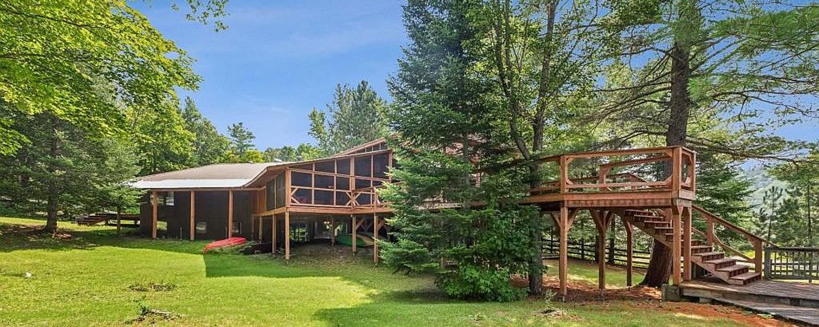 Vendu meublé! Étonnant chalet rustique au bord d'un lac à l'eau cristalline 