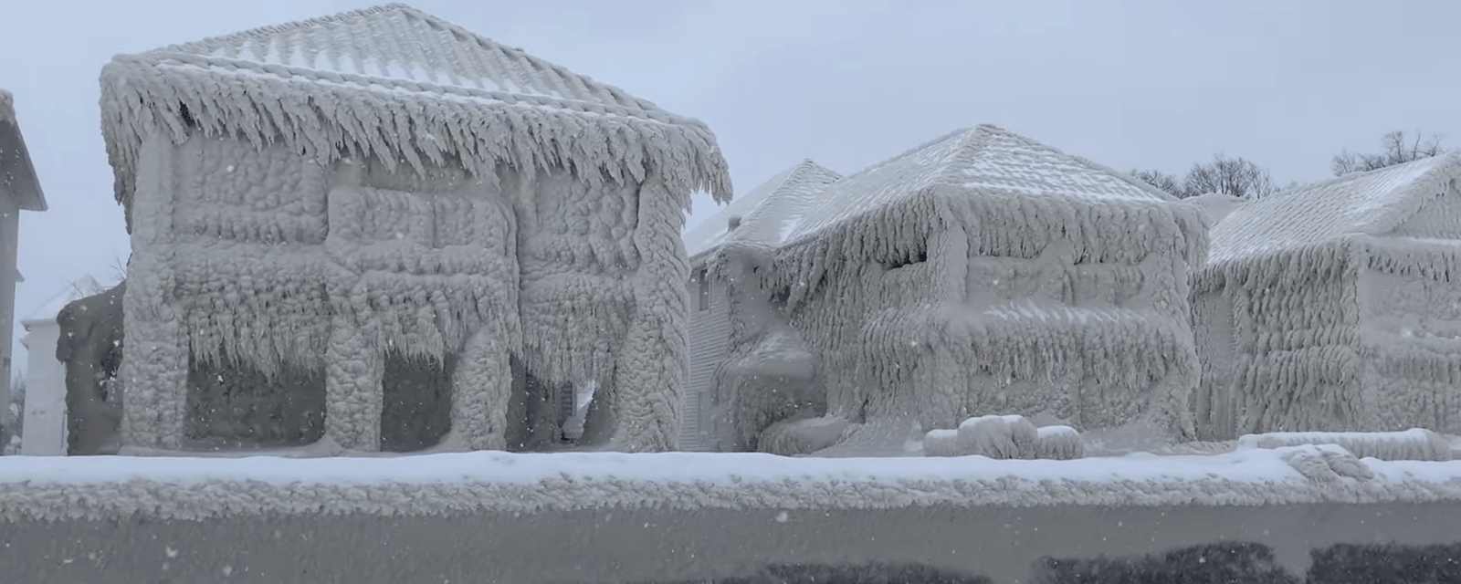 Des maisons transformées en bloc de glace suite à la puissante tempête.