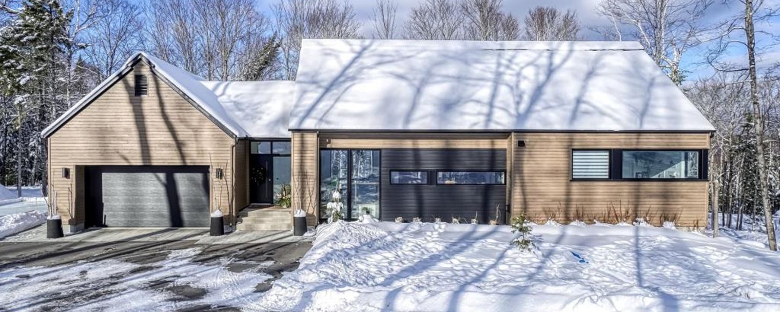 Originale, baignée de lumière, cette splendide contemporaine combine nature et proximité des services