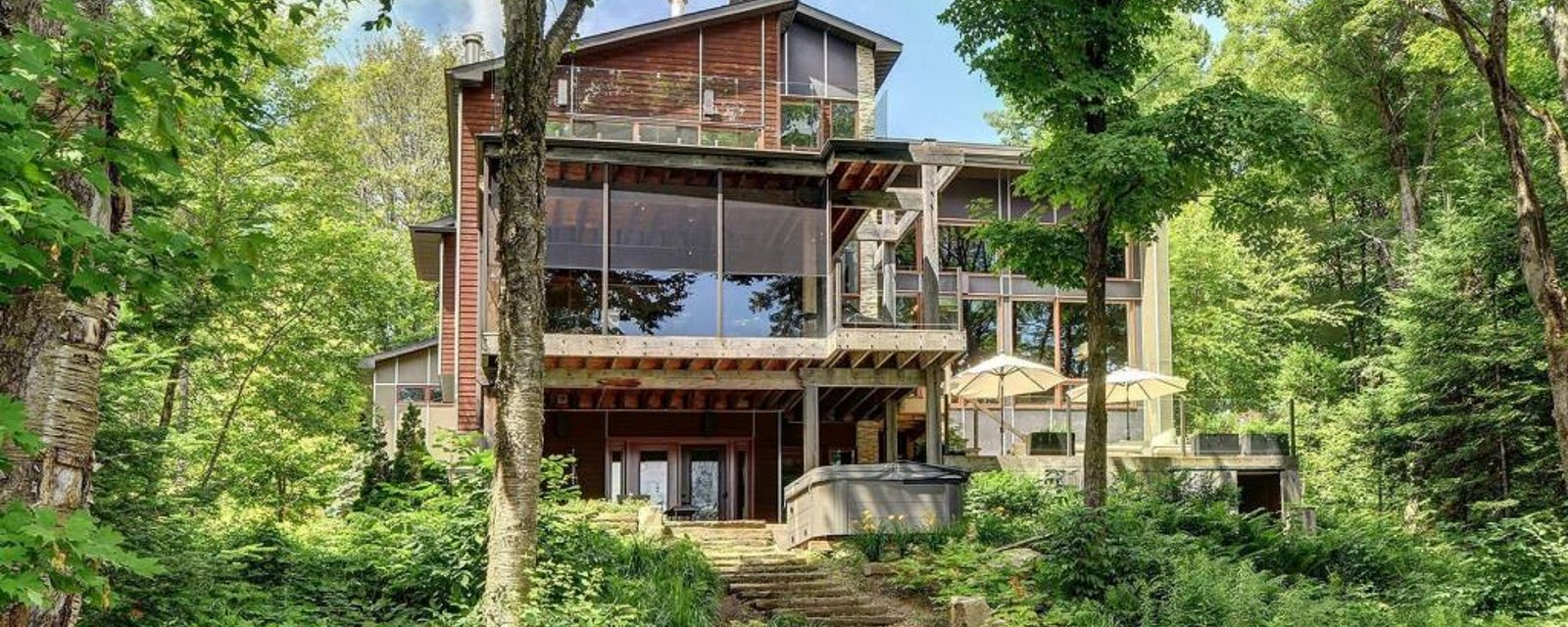 Un intérieur au style unique vous attend dans ce magnifique havre de paix et de verdure au bord du lac