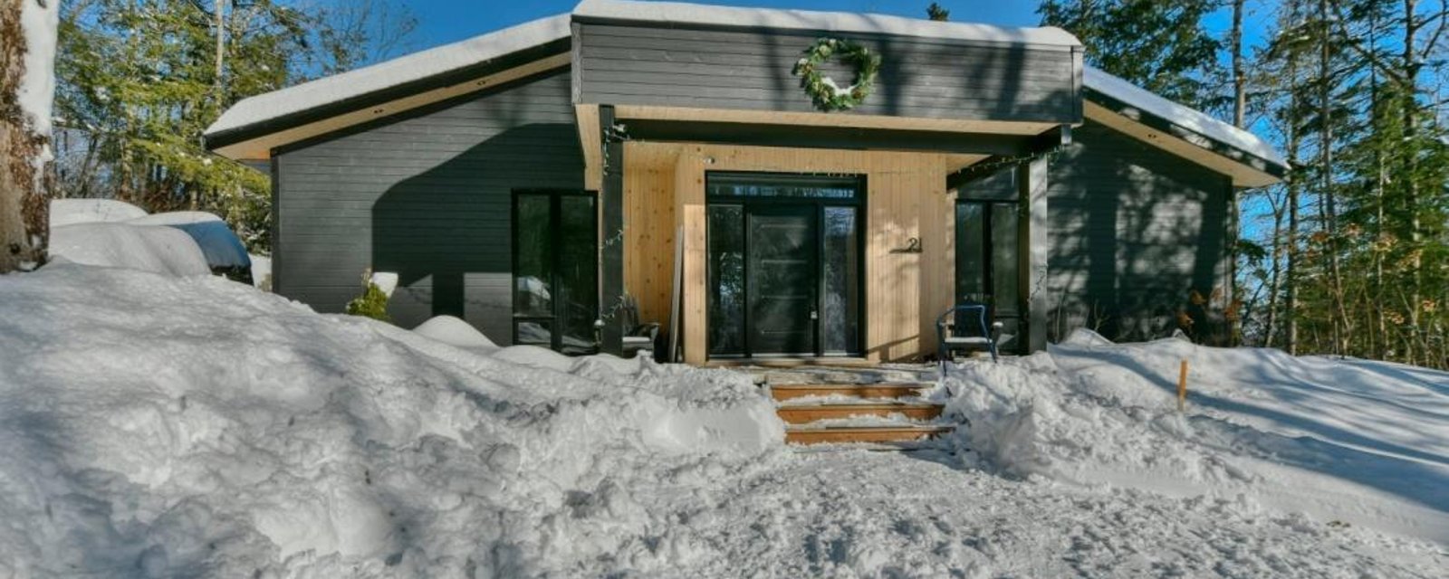 Un intérieur lumineux, un terrain de plus de 96 000 pi²; chaque espace de cette maison a été conçu pour votre plus grand confort